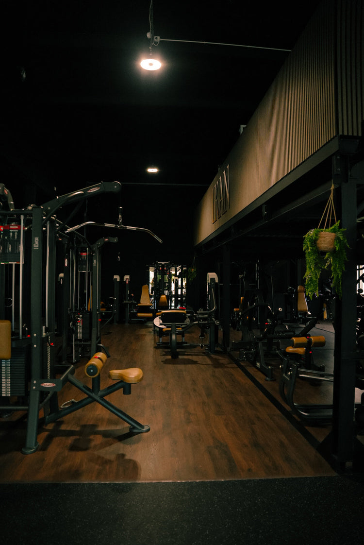 Corridoio della Gym Ikan con macchinari Panatta e panche